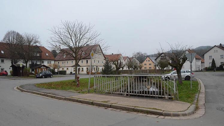 Der Dorfplatz in Reitsch ist prädestiniert für eine kleine Dorferneuerung. Er lässt, links und rechts vom Grünbach, viel Raum für Kreativität für eine ökologische Gestaltung. Foto: K.- H. Hofmann