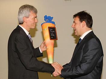 Konrektor Waldemar Baumann überreichte dem neuen Rektor Raimund Willert eine Schultüte mit entsprechendem Inhalt und wünschte viel Erfolg im neuen Amt.  Foto: Günther Geiling