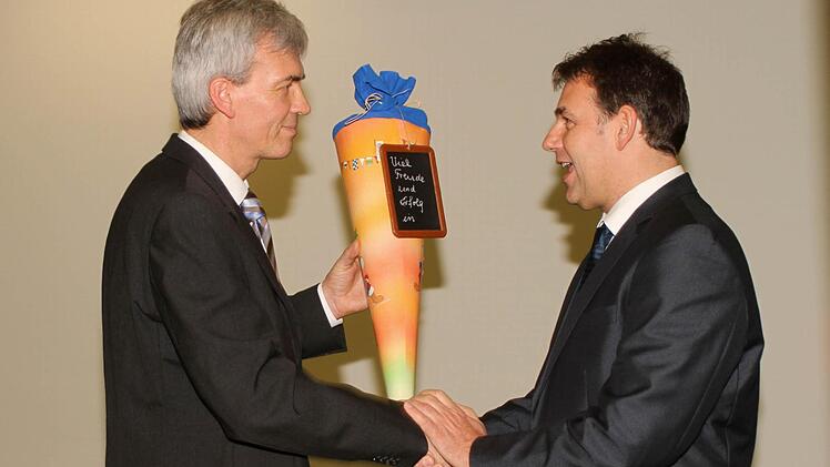 Konrektor Waldemar Baumann überreichte dem neuen Rektor Raimund Willert eine Schultüte mit entsprechendem Inhalt und wünschte viel Erfolg im neuen Amt.  Foto: Günther Geiling