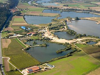 Über den Baggerseen rechts oben schwebt seit zwölf Jahren die Idee vom Freizeitland Pfister. Den Bereich links unten zwischen der B 26 und dem Angelsee bei Trunstadt soll als Gewerbegebiet entwickelt werden. Foto: Ronald Rinklef