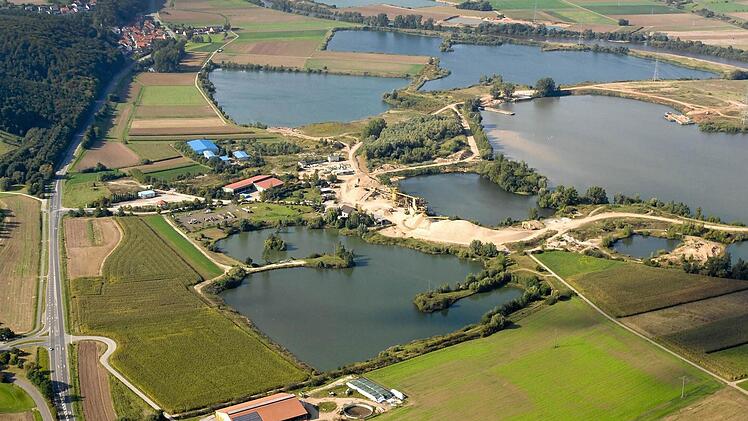 Über den Baggerseen rechts oben schwebt seit zwölf Jahren die Idee vom Freizeitland Pfister. Den Bereich links unten zwischen der B 26 und dem Angelsee bei Trunstadt soll als Gewerbegebiet entwickelt werden. Foto: Ronald Rinklef
