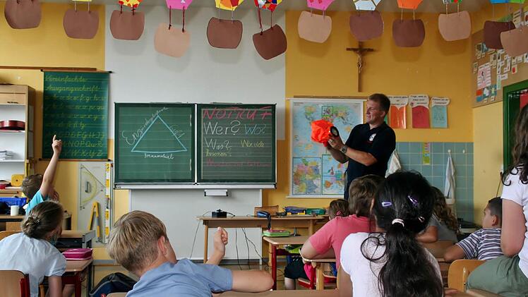 Brandschutzerziehung im Unterricht in der 3. Klasse der Grundschule Ebenhausen. Foto: Werner Vogel