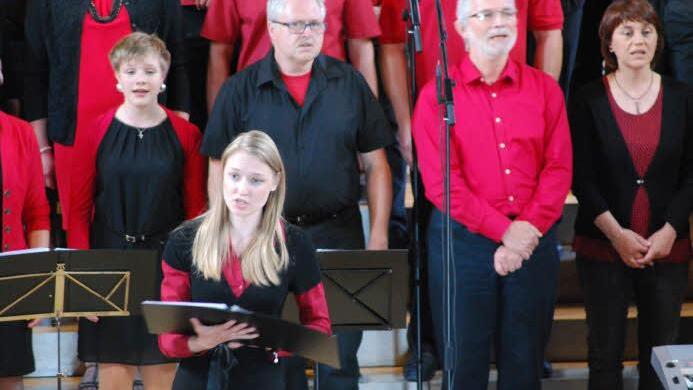 Sopranistin Lena Vogler (vorne) und der Chor "Lift your voice" begeisterten die Zuhörer in Schondras Kirche. Foto: Horst Conze