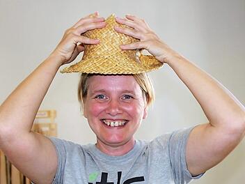 Rita Baker hat sowohl das Flechtmaterial als auch fertige Flechtarbeiten nach Art der Maori aus Neuseeland mitgebracht. Foto: Popp