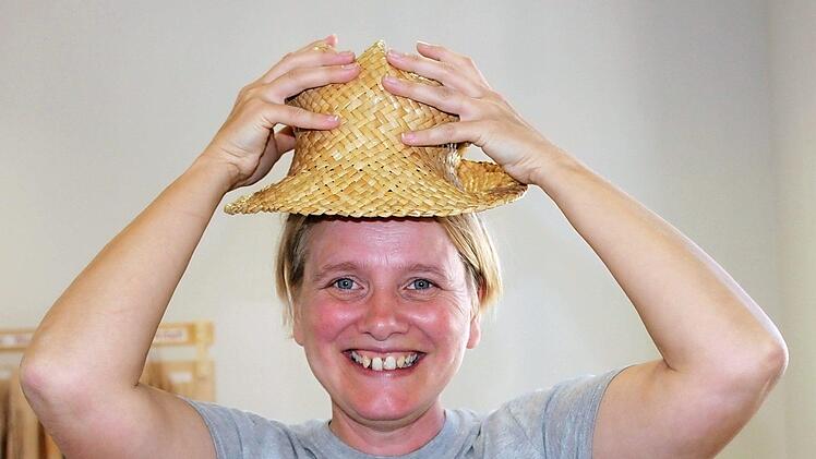Rita Baker hat sowohl das Flechtmaterial als auch fertige Flechtarbeiten nach Art der Maori aus Neuseeland mitgebracht. Foto: Popp