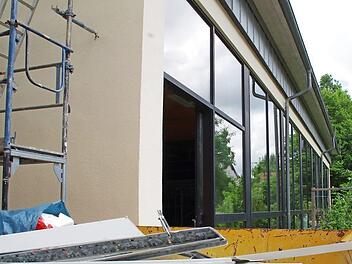 In der Mittelschule und dem Hallenbad sollen im Rahmen des Kommunalinvestitionsprogramms in diesem Jahr die Fenster erneuert werden. Foto: Marco Meißner