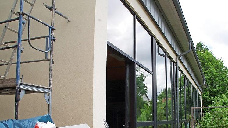 In der Mittelschule und dem Hallenbad sollen im Rahmen des Kommunalinvestitionsprogramms in diesem Jahr die Fenster erneuert werden. Foto: Marco Meißner