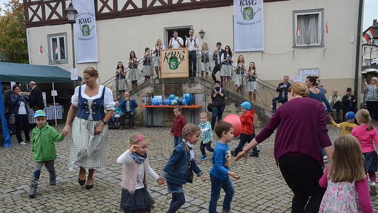 Viel Beifall gab es für die Kinder der Kindertagesstätte "Pusteblume" für ihre lustigen Tänze im Paradies. Der Nachwuchs ist schon begeistert bei der Kerwa dabei. Foto: Karl-Heinz Hofmann