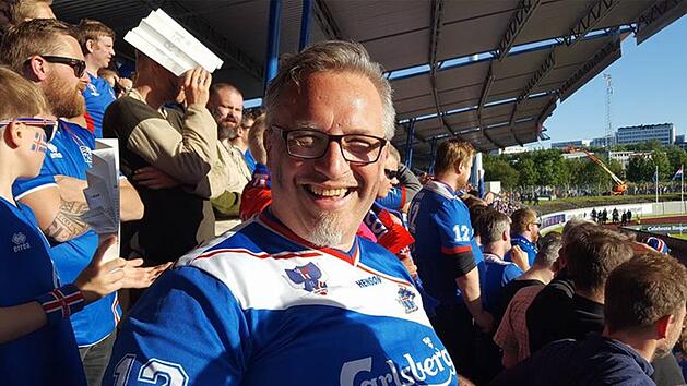 Am 11. Juni war Klaus Pfreundner Zeuge, wie Island Kroatien mit 1:0 schlug. Der Oberfranke liebt die Weltoffenheit der isländischen Fußballfans, für die er zwei inoffizielle Fanhymnen geschrieben hat.  Foto: privat