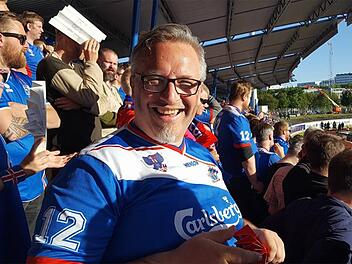 Am 11. Juni war Klaus Pfreundner Zeuge, wie Island Kroatien mit 1:0 schlug. Der Oberfranke liebt die Weltoffenheit der isländischen Fußballfans, für die er zwei inoffizielle Fanhymnen geschrieben hat.  Foto: privat