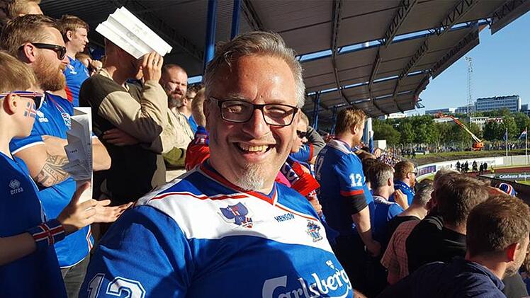 Am 11. Juni war Klaus Pfreundner Zeuge, wie Island Kroatien mit 1:0 schlug. Der Oberfranke liebt die Weltoffenheit der isländischen Fußballfans, für die er zwei inoffizielle Fanhymnen geschrieben hat.  Foto: privat