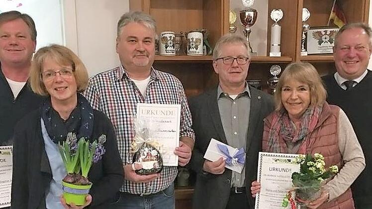 Ehrungen für jahrzehntelange Treue gab es bei der Siedlergemeinschaft (vorne, von links) Matthias Seuß, Michaela Wilm, stellvertretender Vorsitzender Heinz Braunersreuther, der für seine Eltern (50 Jahre Mitglied) die Ehrung entgegennahm, Vorsitzender Peter Wilm, Maria Heiert und Bürgermeister Volker Schmiechen. Foto: Werner Oetter