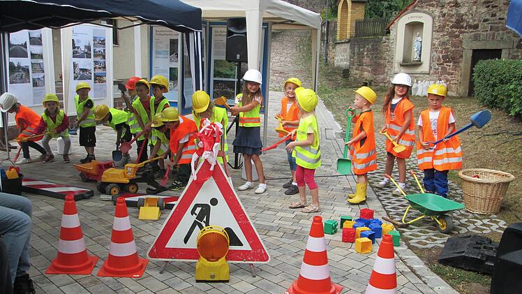 Das geschäftige Treiben in der kleinen Gemeinde während der Bauphase stellten die Kindergartenkinder nach.Winfried Ehling