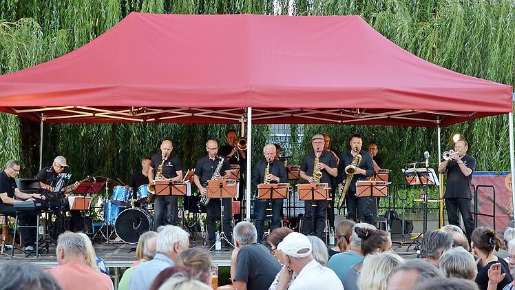 "Ottos Swing & Bluesband" spielte im Garten von Schloss Sassanfahrt auf.  Foto: Andrea Spörlein