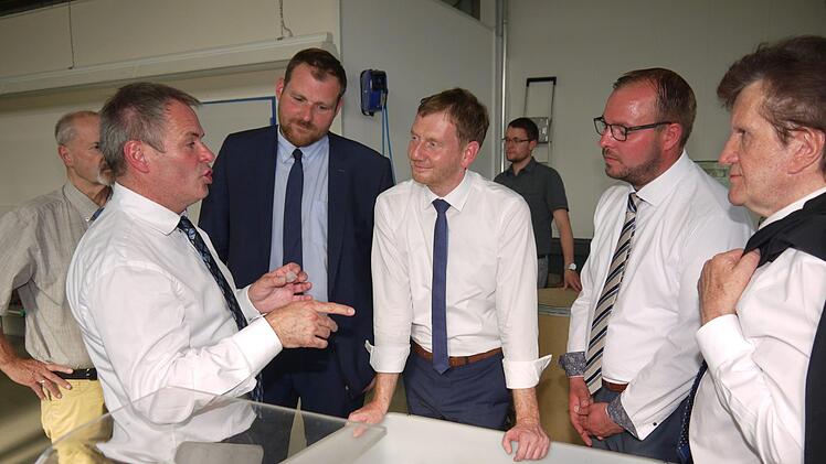 Sachsens Ministerpräsident Michael Ketschmer bei der Besichtigung der Firma Heim in Unterlauter.Berthold Köhler