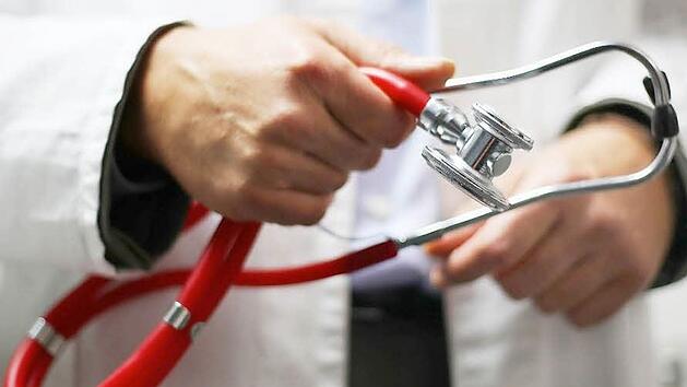 In der hessischen Provinz kommt der Arzt schon  mit dem Bus. Symbolbild: Oliver Berg dpa/lnw