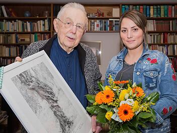Fast vier Wochen hat es gedauert, nun hat sich die Frau, die dem Günterslebener Herbert Basler den Einkauf bezahlt hat, gemeldet. Die beiden trafen sich am 6. März 2019 bei Herrn Basler daheim. Der Mathematiker  überreichte zum Dank einen Blumenstrauß und eines seiner selbstentwickelten Fotokunstwerke mit passender Symbolik. Foto: Dita Vollmond