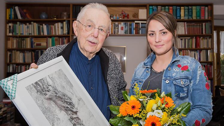 Fast vier Wochen hat es gedauert, nun hat sich die Frau, die dem Günterslebener Herbert Basler den Einkauf bezahlt hat, gemeldet. Die beiden trafen sich am 6. März 2019 bei Herrn Basler daheim. Der Mathematiker  überreichte zum Dank einen Blumenstrauß und eines seiner selbstentwickelten Fotokunstwerke mit passender Symbolik. Foto: Dita Vollmond