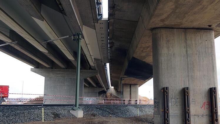 Der rechte Teil der Autobahnbrücke (A73) über die Bahnlinie wird abgebrochen. Fotos: Johannes Michel