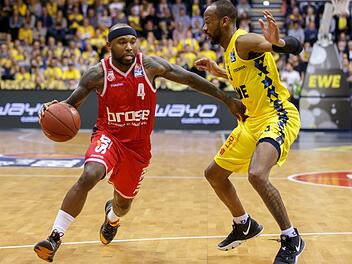 Der Oldenburger Will Cummings (rechts) versucht, Tyrese Rice vom Korb fernzuhalten. Trotz 23 Punkten des Bamberger Aufbauspielers verlor der Pokalsieger, weil die Gastgeber die homogenere Mannschaftsleistung zeigten. Foto: Andreas Burmann