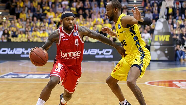 Der Oldenburger Will Cummings (rechts) versucht, Tyrese Rice vom Korb fernzuhalten. Trotz 23 Punkten des Bamberger Aufbauspielers verlor der Pokalsieger, weil die Gastgeber die homogenere Mannschaftsleistung zeigten. Foto: Andreas Burmann
