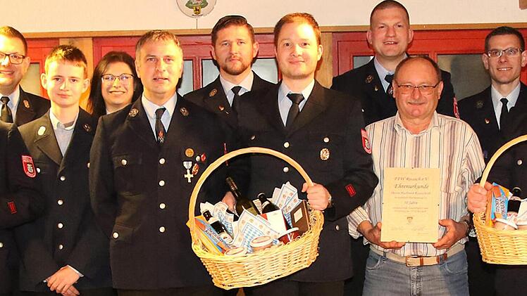 Andreas Lebek (links) übergibt die Sitzungsglocke und damit den Feuerwehrverein an den neuen Vorsitzenden Tobias Siegel (Dritter von links) im Beisein der Führungskräfte und Jubilare. Eine besondere Ehrung erfuhr Hartmut Rauschert (Fünfter von rechts), der seit 50 Jahren dem Verein angehört.  Foto: Michael Stelzner