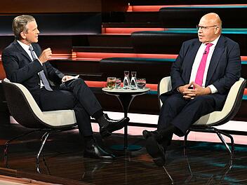 Im Gespr&auml;ch mit Markus Lanz (links) warnte CDU-Politiker Peter Altmaier vor einer Staatskrise und richtete konkrete Forderungen an die aktuelle Regierung.