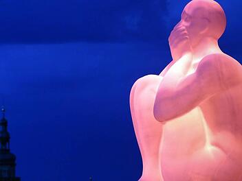 Wie ein mystischer Denker sitzt diese Plensa-Figur auf ihrer Säule am Domplatz.  Fotos: Matthias Hoch
