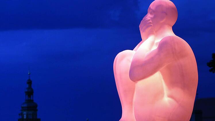 Wie ein mystischer Denker sitzt diese Plensa-Figur auf ihrer Säule am Domplatz.  Fotos: Matthias Hoch