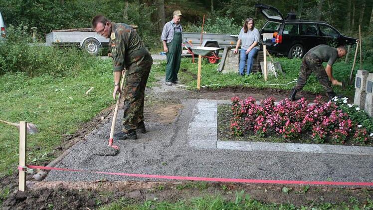 Die Reservisten legen den Zugangsweg neu an. Foto: G. Bauer