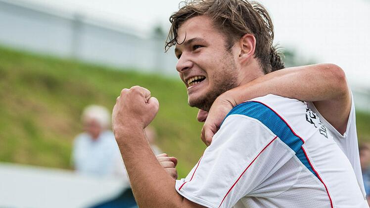 Die in der vergangenen Saison fast abgestiegenen Kicker aus Steinbach-Dürrenwaid freuen sich über die ersten drei Punkte.