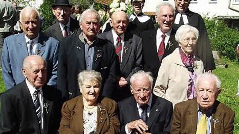 Die Konfirmanden der Jahrgänge 1940/41 feierten die Kronjuwelen-Konfirmation (75 Jahre). (1940): Herbert Thübel und Kuno Wendel, sowie (1941): Erna Zapf, Konrad Hauck und Alfred Kraus. Mit im Bild die Gnaden-Konfirmanden (70 Jahre) der Jahrgänge 1945 und 1946. (1945): Oskar Feulner und (1946): Lieselotte Schreiner, Helmut Bauer, Friedrich Michel und Hans Pensel sowie (hintere Reihe, von rechts) Pfarrer Christoph Teille und der Kreuzträger Joshua Matthes Fotos: Dieter Wolf