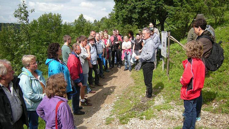 In der Bildmitte: Roland Lenhart vom Landratsamt Bad Kissingen bei seinen Erläuterungen.  Foto: Peter Seufert