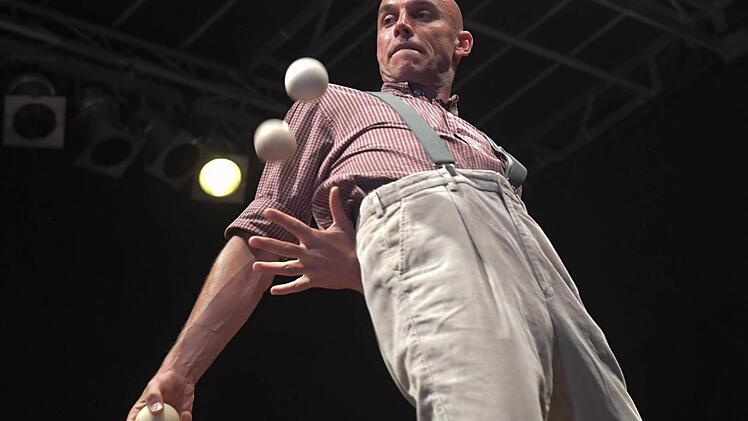 Bei der Gala jonglierte Stefano di Renzo mit Bällen, am Wochenende dann mit Eimern. Fotos: Ronald Rinklef