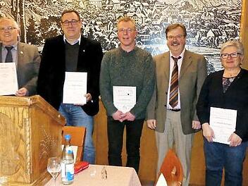 Ehrungen bei den Siedlern (von links): Herbert Röder, Manfred Kolb, Siegfried Beck, Dieter Lutz (für seine Mutter Gunda), Albert Kolb, Brigitte Schröder und Gerlinde Muhr. Fotos: Dieter Hübner