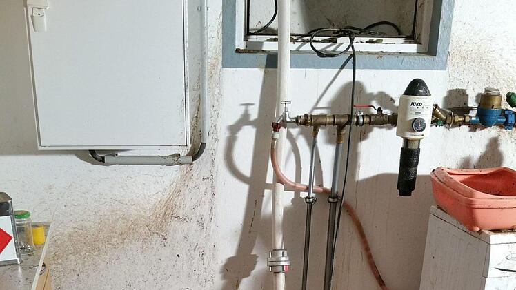 Das THW half in Oberlangenstadt, den Schlamm zu entfernen, den es in den Keller eines Hauses gespült hatte. Foto: THW