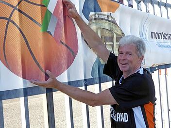 In Montecatini (Toskana) - hier vor der Basketball-Arena Pala Terme - drehte sich bei der größten Senioren-WM aller Zeiten für Bertram Wagner alles nur um Basketball.  Foto: privat