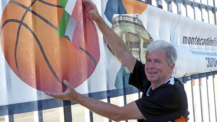 In Montecatini (Toskana) - hier vor der Basketball-Arena Pala Terme - drehte sich bei der größten Senioren-WM aller Zeiten für Bertram Wagner alles nur um Basketball.  Foto: privat