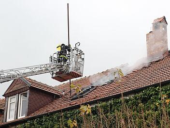 Die Feuerwehr befreite das Dach von Ziegeln, um den Brand besser eindämmen zu können. Foto: Marian Hamacher