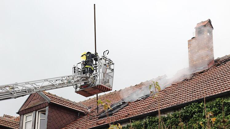 Die Feuerwehr befreite das Dach von Ziegeln, um den Brand besser eindämmen zu können. Foto: Marian Hamacher