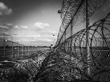 Laut einer Umfrage der "Funke Mediengruppe" sind zahlreiche Gef&auml;ngnisse in Deutschland &uuml;berlastet. Es herrscht akuter Platzmangel. Symbolbild: pixabay.com / jodylehigh