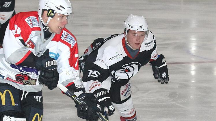 Ilja Kinereisch (rechts) wird auch in der Saison 2018/19 den Angriff der "Hawks" verstärken. Wie oft der 26-Jährige allerdings zur Verfügung steht, ist berufsbedingt noch nicht absehbar. Foto: rn