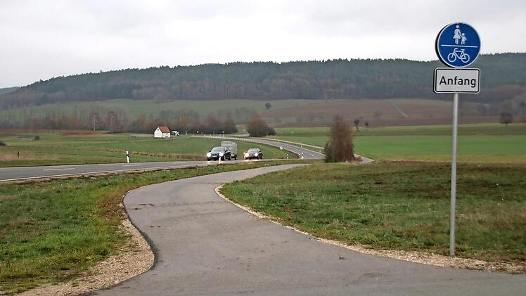 Kein Baum säumt den kürzlich geschaffenen Radweg von Isling in Richtung Burkheim, nur einige Büsche, die zuvor auch schon dort gestanden haben. Die Lichtenfelser Stadtverwaltung verspricht aber, dass sich das ändern wird, die Begrünung werde schon geplant. Foto: Matthias Einwag
