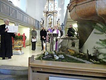 Die Repräsentanten stellen in der Kirche St. Laurentius ihre verschiedenen Arbeitsbereiche vor.  Foto: Paul Pöhlmann