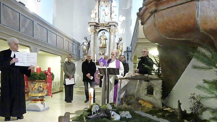 Die Repräsentanten stellen in der Kirche St. Laurentius ihre verschiedenen Arbeitsbereiche vor.  Foto: Paul Pöhlmann