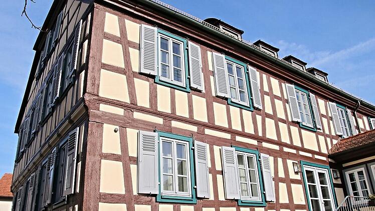 Die Südseite des Rathauses von der Bachgasse her gesehen und die linke Giebelseite zur Gastwirtschaft Kneuer hin, werden ausgebessert, um weitere witterungsbedingte Schäden zu verhindern.  Foto: Helmut Will