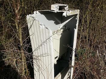 Seit zwei Jahren ist dieser Verstärkerpunkt fürs Kabelfernsehen beschädigt. Armin Laudensack