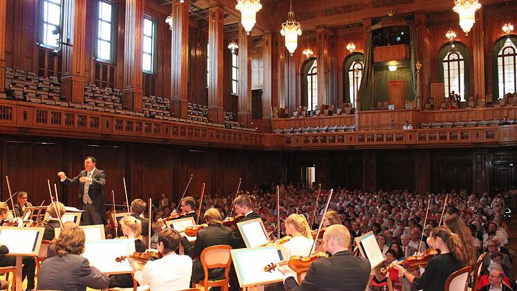 Am Sonntag spielte das Bezirks Jugend Sinfonie Orchester im Großen Saal.
