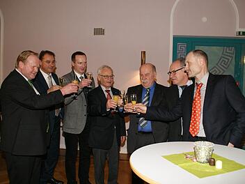 Stießen auf ein gelingendes Handwerker-Jahr 2014 an (von links): der Präsident der Handwerkskammer für Unterfranken Hugo Neugebauer, der Geschäftsführer der Agentur für Arbeit Thomas Stelzer, Eltmanns Bürgermeister Michael Ziegler, Landrat Rudolf Handwerker, Kreishandwerksmeister Hans-Georg Häfner, Haßfurts Bürgermeister Rudi Eck und der stellvertretende Kreishandwerksmeister Alfred Kaiser. Fotos: Sabine Weinbeer