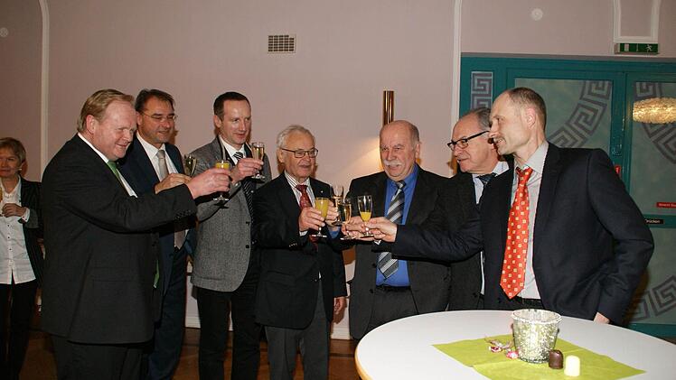 Stießen auf ein gelingendes Handwerker-Jahr 2014 an (von links): der Präsident der Handwerkskammer für Unterfranken Hugo Neugebauer, der Geschäftsführer der Agentur für Arbeit Thomas Stelzer, Eltmanns Bürgermeister Michael Ziegler, Landrat Rudolf Handwerker, Kreishandwerksmeister Hans-Georg Häfner, Haßfurts Bürgermeister Rudi Eck und der stellvertretende Kreishandwerksmeister Alfred Kaiser. Fotos: Sabine Weinbeer